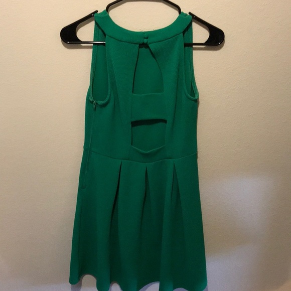 Green dress - Picture 3 of 6